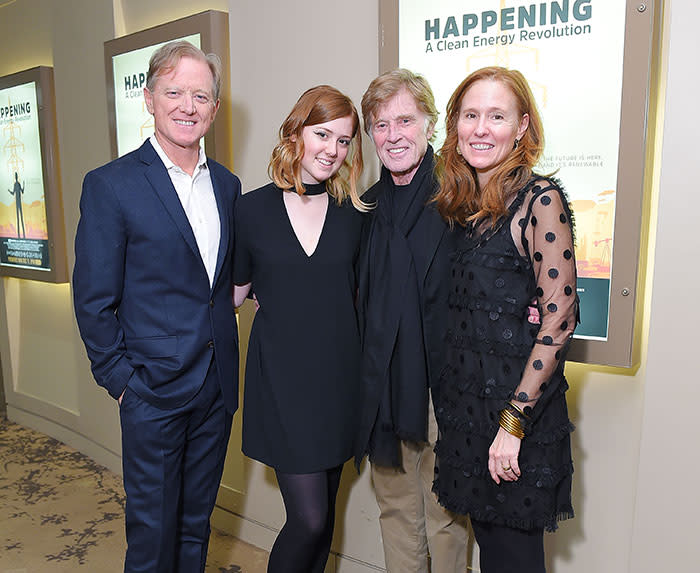 Robert Redford con su hijo James, su nieta y su nuera