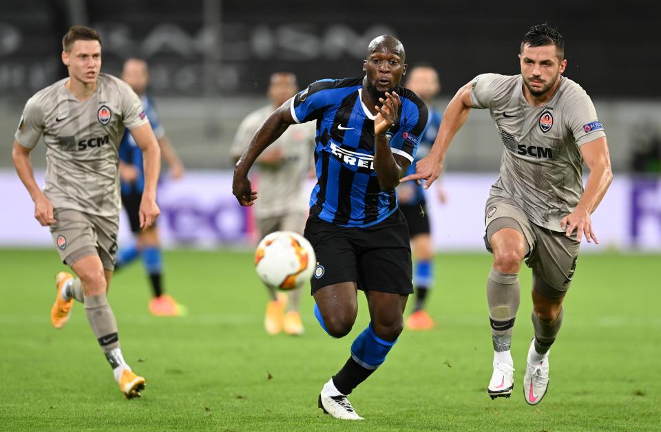 Inter Milan's Belgian forward Romelu Lukaku (C) and Shakhtar Donetsk's Georgian defender David Khocholava (R) vie for the ball during the UEFA Europa League semi-final football match Inter Milan v Shakhtar Donetsk on August 17, 2020 in Duesseldorf, western Germany. (Photo by Sascha Steinbach / POOL / AFP) (Photo by SASCHA STEINBACH/POOL/AFP via Getty Images)