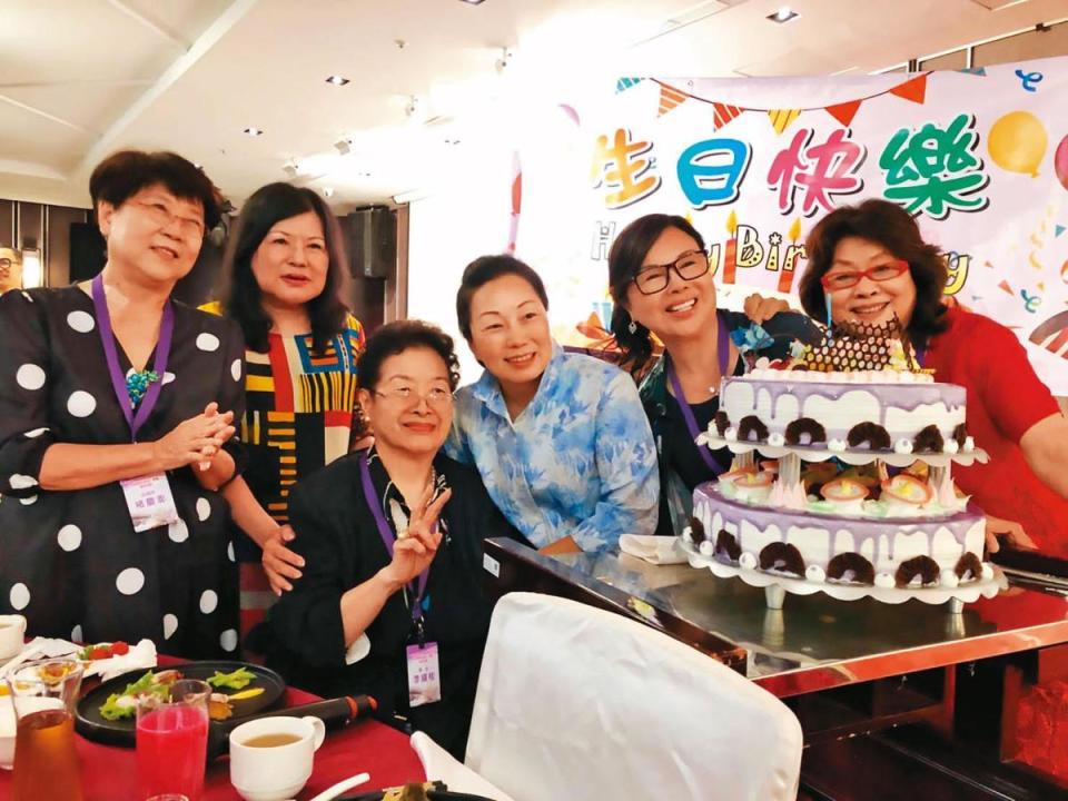 李鍾桂（左3）在政壇影響力大，許多女性政治人物會幫她慶生。（翻攝真善美基金會官網）