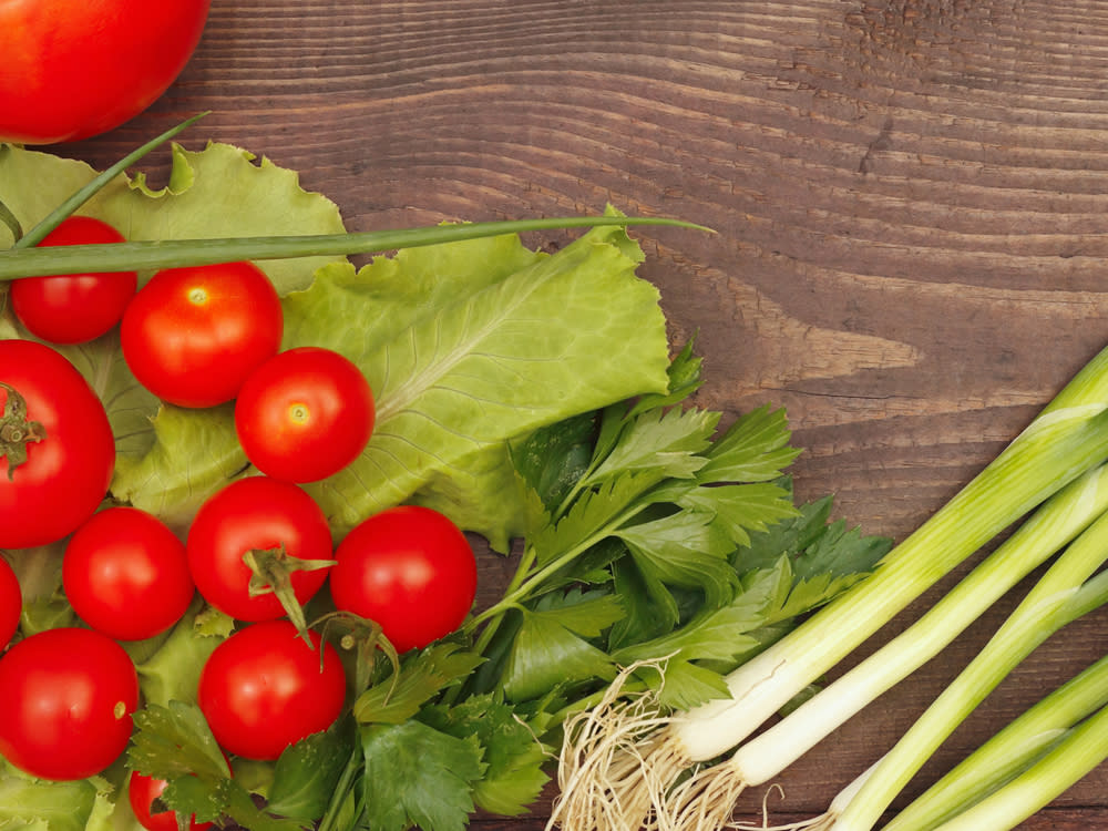 Porree, Tomaten und verschiedene Salatsorten gehören im September auf den Teller. (Bild: Boris Bulychev/Shutterstock.com)
