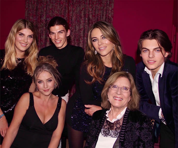 Damian Hurley con su familia