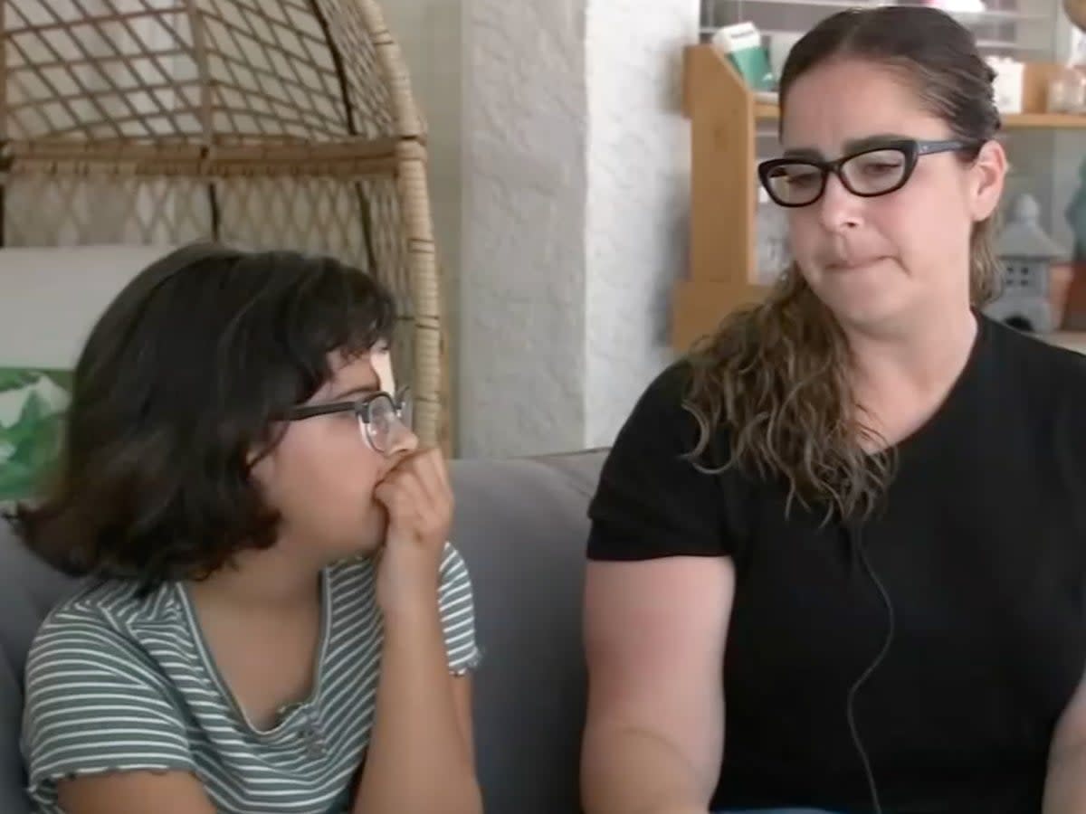 Della White (right) with her daughter Evie Evans (ABC7 )