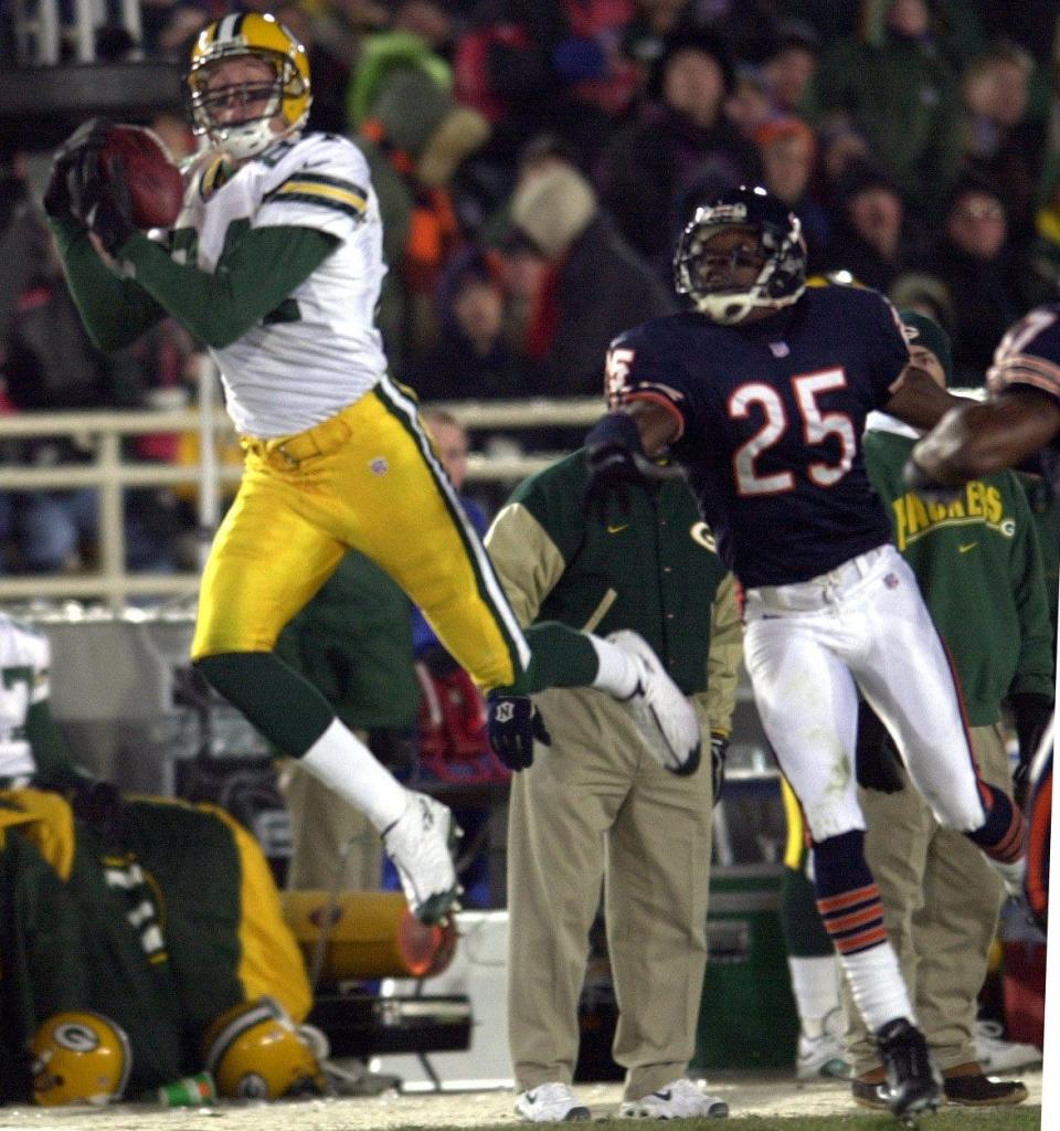 Packers wide receiver Bill Schroeder reels in a pass in front of Bears cornerback Thomas Smith.