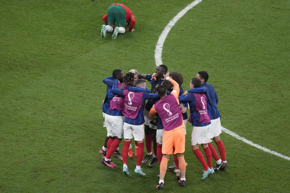 Los jugadores de Francia festejan luego de derrotar a Marruecos en la semifinal de la Copa del Mundo, el miércoles 14 de diciembre de 2022, en Jor, Qatar (AP Foto/Thanassis Stavrakis)