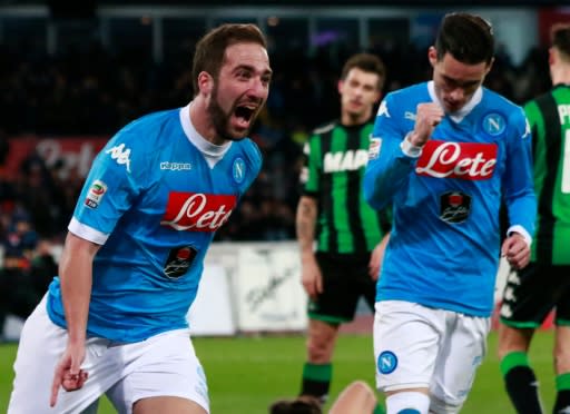 El delantero argentino Gonzalo Higuaín celebra un gol frente al Sassuolo en la liga italiana el 16 de enero de 2016 en Nápoles (AFP | CARLO HERMANN)