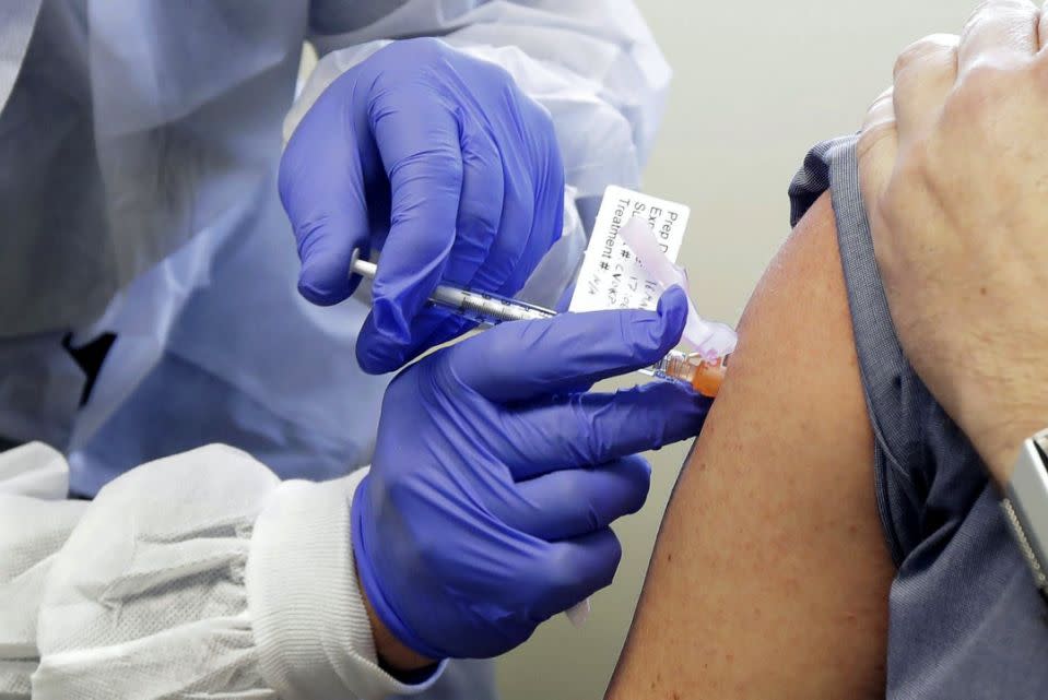 ¿Infectar intencionalmente a voluntarios en los ensayos de COVID-19 podría acelerar el desarrollo de una vacuna? Foto AP/Ted S. Warren