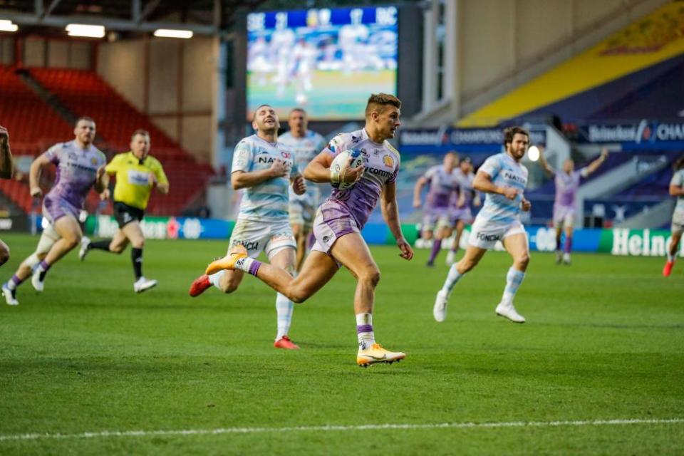 Henry Slade crosses to score for the Chiefs.