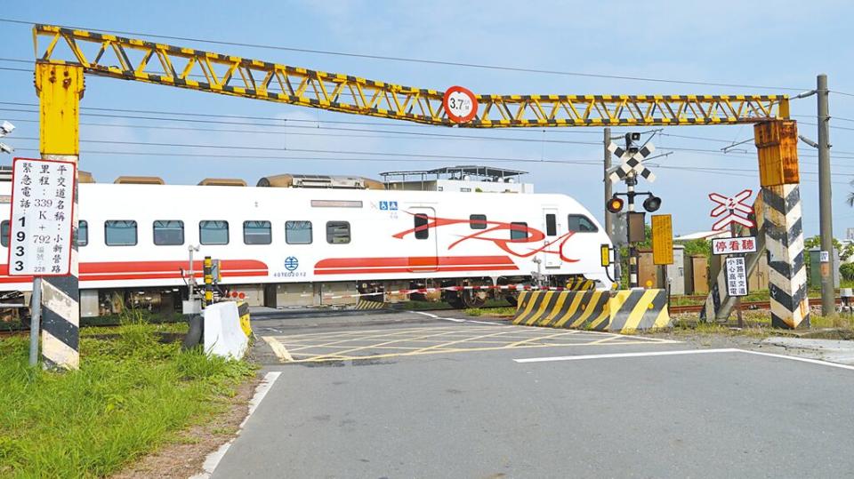 台南市善化區小新營路平交道限高架疑遭0403花蓮大地震震成「M」形，凹折處僅靠3根歪斜螺絲撐著，嚴重危及過往人車安全，惟台鐵人員指M形限高橫桿不危及行車安全。（寶智華攝）