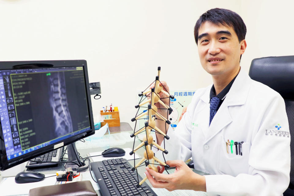 聯新國際醫院中醫科醫師陳宗政說，「脊椎功能平衡整治」依照人體結構原理，輕巧自然復位脊椎功能軌道的位置，穩定性較高，且復發性較低，是一套獨創療法，更適合脊椎病患者。圖：聯新國際醫院提供