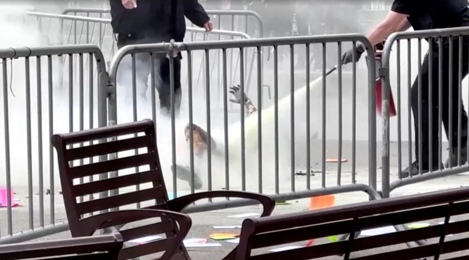 美國有男子在紐約法庭外自焚，警方立刻滅火救人。當天法庭內正在遴選前總統川普封口費案的陪審團員。路透社