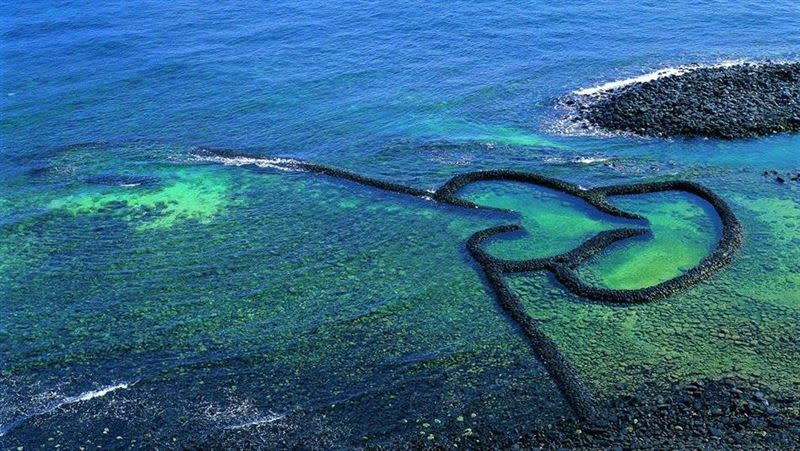 機票調降後飛離島更便宜，圖為澎湖雙心石滬。（圖／翻攝自澎湖縣政府臉書）