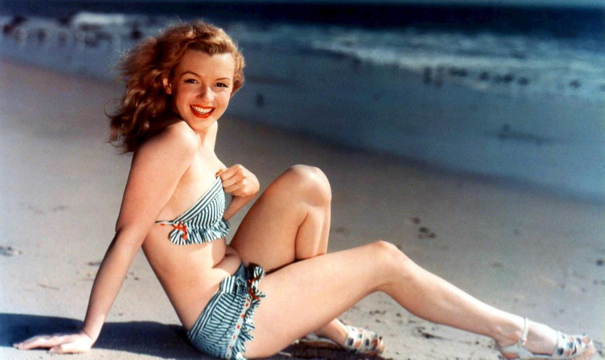 Postal de Marilyn Monroe llevando un bikini. <a href="https://commons.wikimedia.org/wiki/File:Marilyn_Monroe_postcard.JPG" rel="nofollow noopener" target="_blank" data-ylk="slk:Teichnor Bros., Boston / Wikimedia Commons;elm:context_link;itc:0;sec:content-canvas" class="link ">Teichnor Bros., Boston / Wikimedia Commons</a>