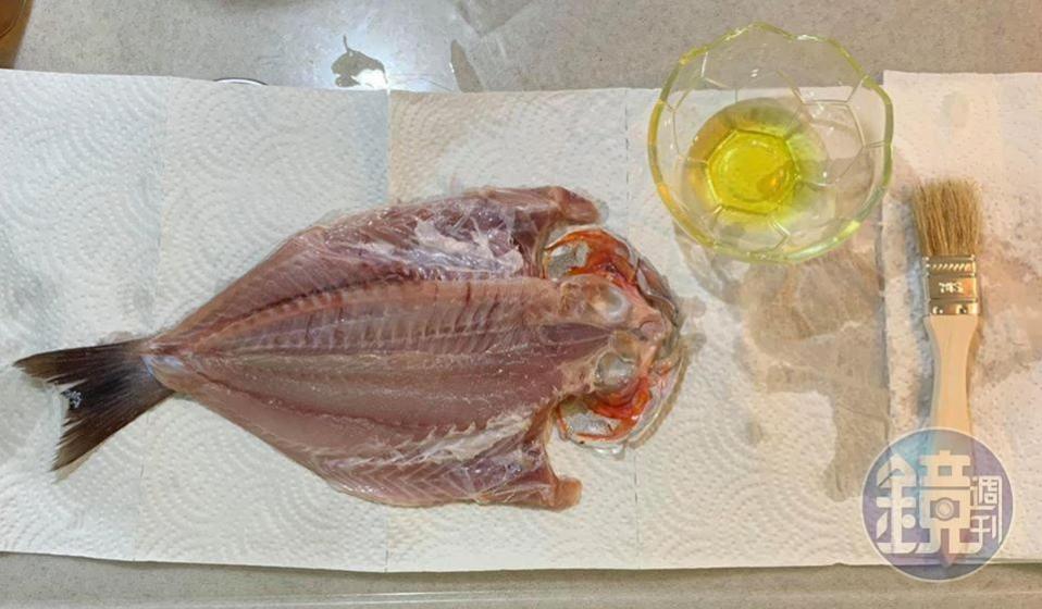 在魚身有皮的那一面也薄刷橄欖油，可避免魚皮沾黏在架上。
