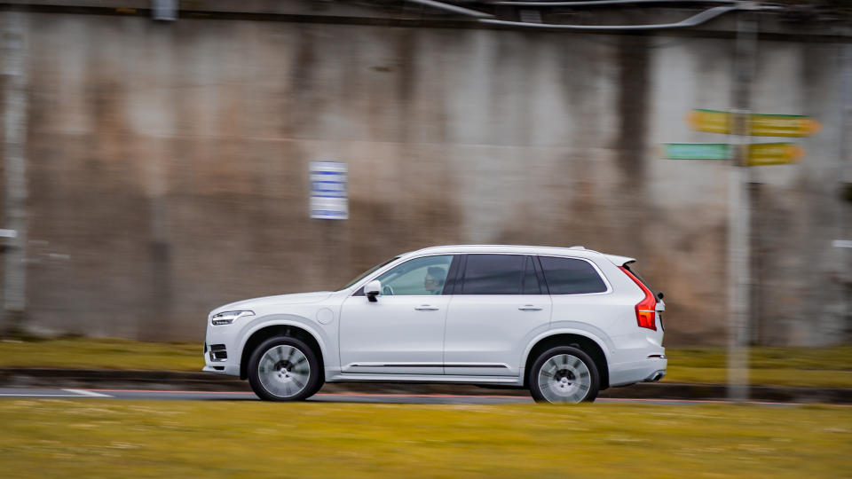 XC90 T8 Twin Engine 動力系統擁有強悍的加速力道，車頭甚至有揚起的暴力感受。