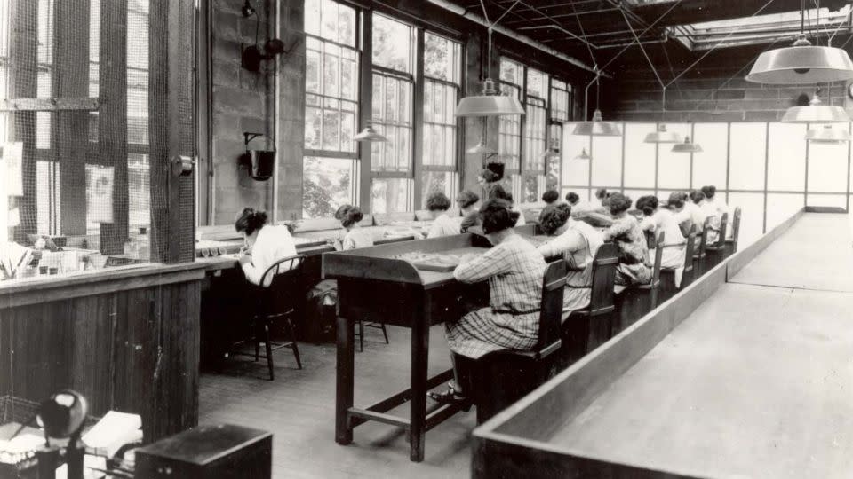 Radium Girls work in a factory of the United States Radium Corporation. - Public Domain