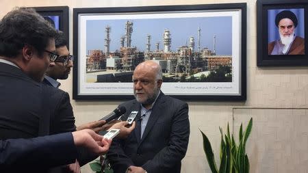 FILE PHOTO: Iranian Oil Minister Bijan Zanganeh speaks to reporters at the Islamic Republic’s petroleum ministry in Tehran, Iran April 29, 2017. REUTERS/Alissa De Carbonnel