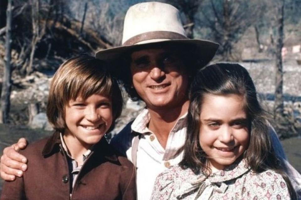 Sie stoßen in Staffel sieben als jüngste Mitglieder der Familie dazu: Als ihre Eltern bei einem Unfall sterben, adoptiert Charles Ingalls (Michael Landon) kurzerhand deren beiden Kinder James und Cassandra. (Bild: Universal)