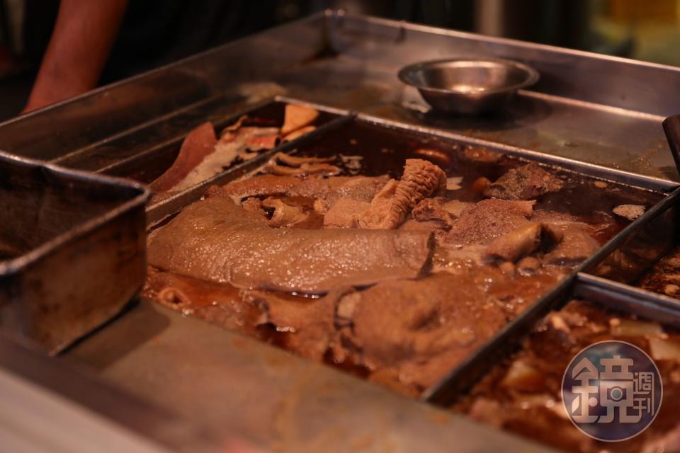 港式滷牛雜需要經過長時間炆煮，客人點單時才撈出。