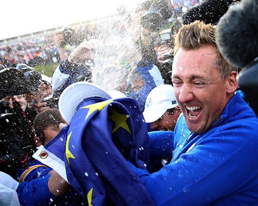 Ian Poulter hingegen braucht keinen Trost. Ihn erwartet eine Champagner-Dusche