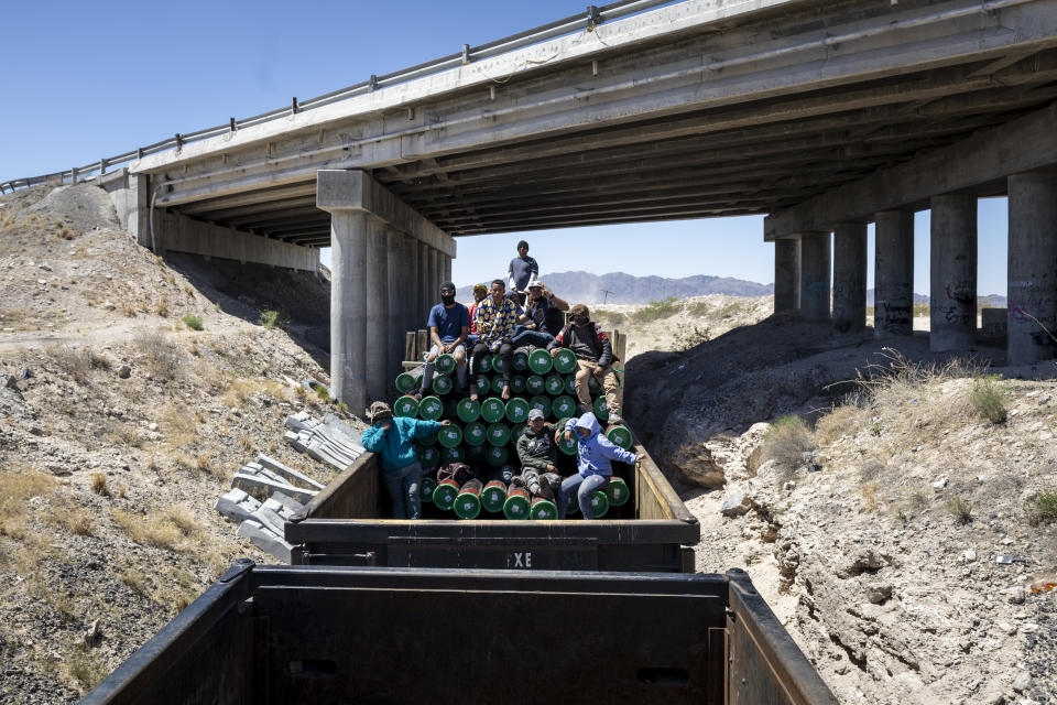 Cientos de inmigrantes viajan sobre el tren de carga que cruza de sur al norte de México, conocido como 