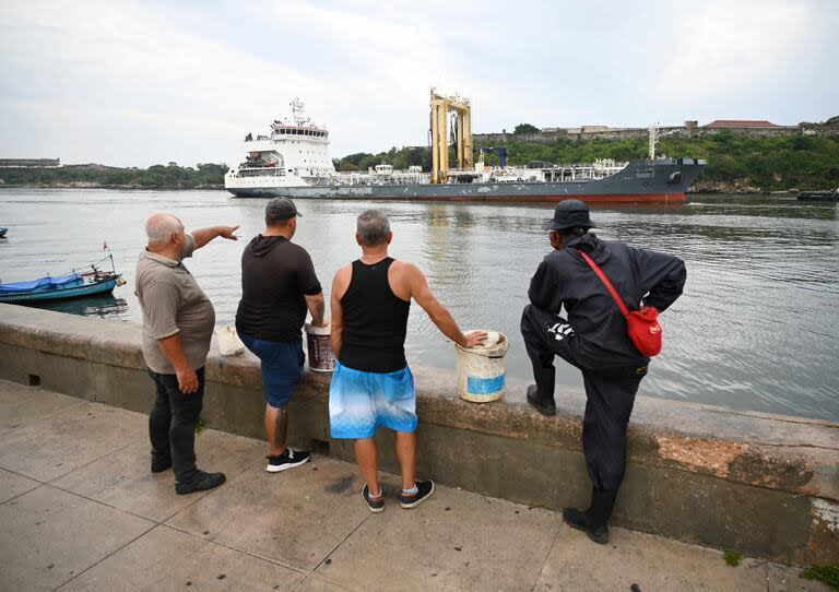 La gente mira el petrolero de la flota Pashin, parte del destacamento naval ruso que visita Cuba, llegando al puerto de La Habana el 12 de junio de 2024