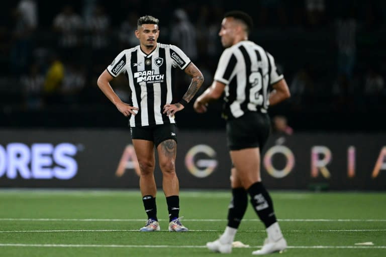 El delantero Tiquinho (I) se lamenta al final del partido entre Botafogo y Sao Paulo por los cuartos de final de la Copa Libertadores el 18 de setiembre de 2024 en Rio de Janeiro (Mauro PIMENTEL)