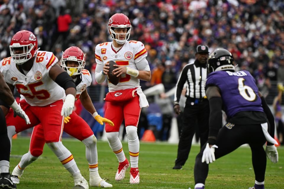 28 janvier 2024 ;  Baltimore, Maryland, États-Unis ;  Nelson Agholor (15), grand receveur des Baltimore Ravens, se prépare à lancer le ballon contre les Baltimore Ravens au premier trimestre du match de football du Championnat de l'AFC au stade M&T Bank.  Crédit obligatoire : Tommy Gilligan-USA TODAY Sports