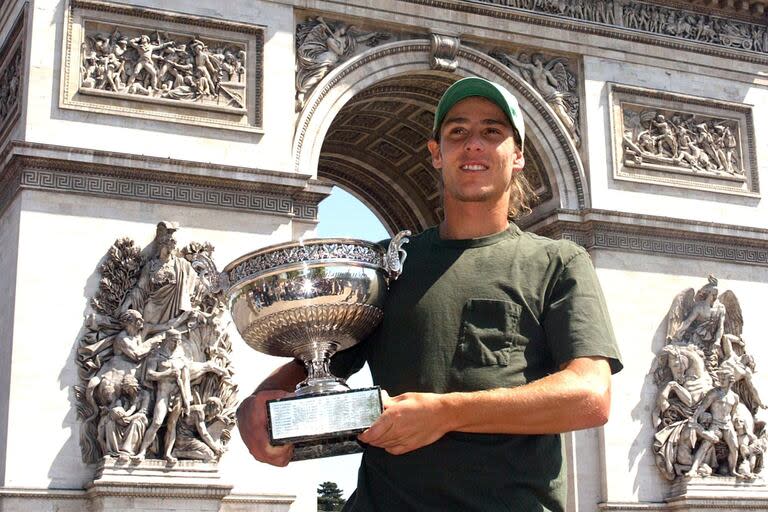 Gastón Gaudio, el 7 de junio de 2004, el día después de conquistar Roland Garros, posando con la Copa de los Mosqueteros en el Arco del Triunfo