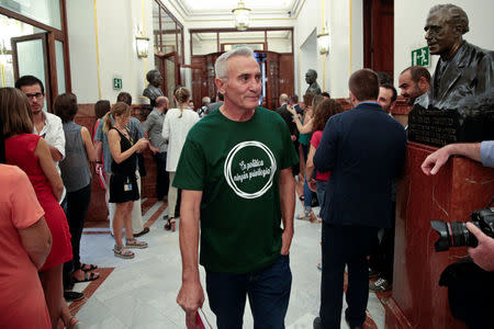 Podemos (We can) party deputy Diego Canamero, who wears a T-shirt reading "No Privileges in Politics," arrives for an investiture debate at parliament in Madrid, Spain August 31, 2016. REUTERS/Andrea Comas