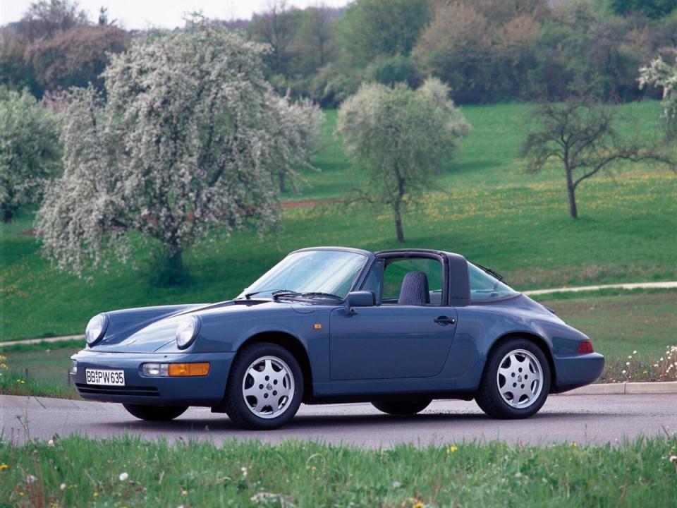 964世代911 Carrera 2 Targa 與911 Carrera 4 Targa，直至1993年停產仍維持Targa車型經典的大型防滾B柱與可拆卸式頂篷設計。