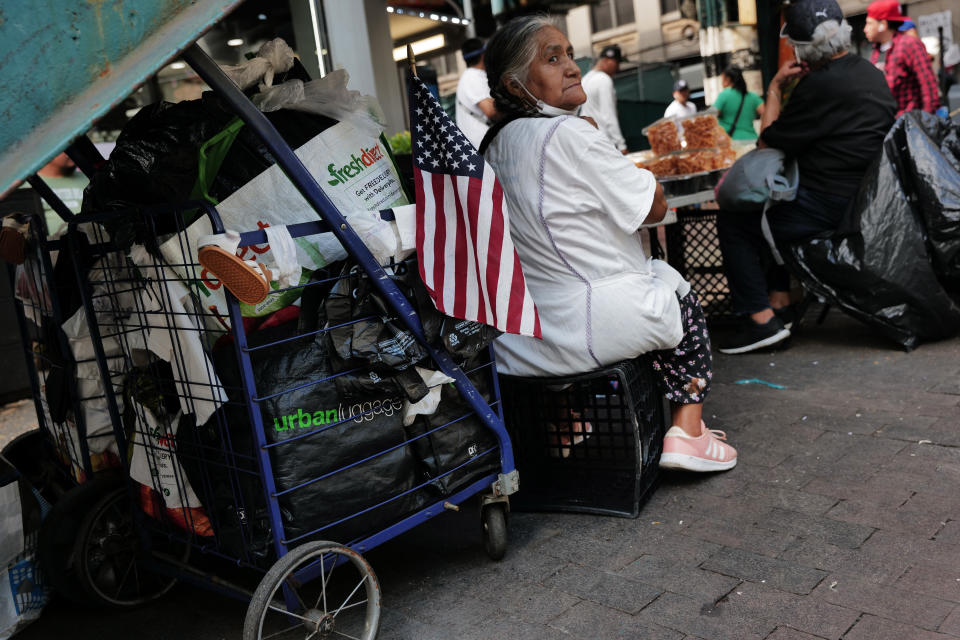 Una vendedora ambulante vende productos a lo largo de la Avenida Roosevelt en Queens, una zona con un alto número de inmigrantes recientes el 16 de agosto de 2023 en la ciudad de Nueva York. El número de vendedores ambulantes en Nueva York, muchos de los cuales operan sin licencia municipal, ha crecido significativamente en los últimos meses tras el aumento de inmigrantes en Nueva York procedentes de América Latina y África. El alcalde de Nueva York, Eric Adams, ha empezado a reprimir a los vendedores ilegales mediante multas y confiscación de mercancía.  (Foto de Spencer Platt/Getty Images)