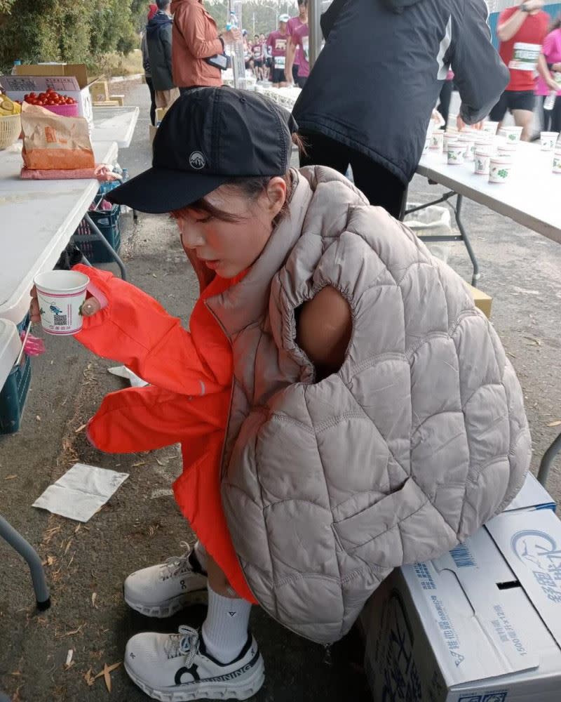 補給站等救護人員把身上的外套背心、熱水都給黃沐妍。（圖／翻攝臉書）