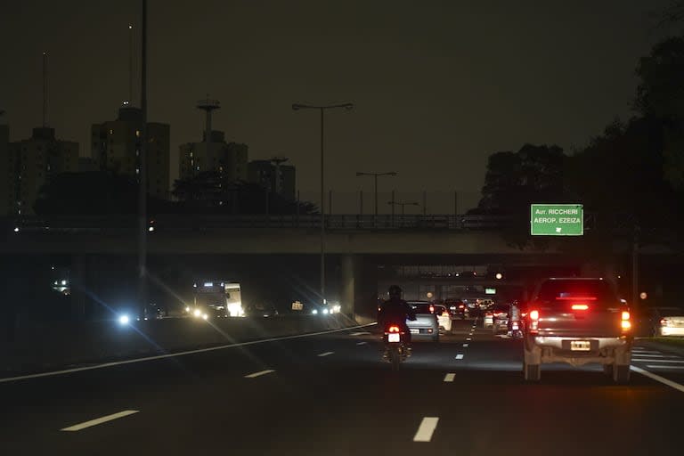 Recorrida por la avenida General Paz, por las zonas con luminarias apagadas