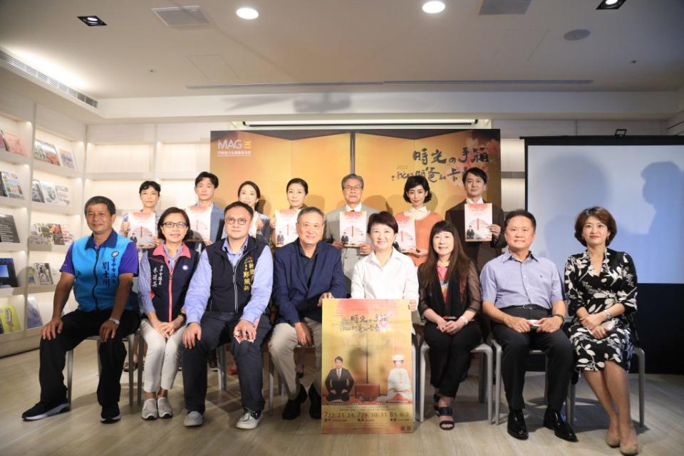 李崗監製舞台劇重新詮釋五大家族，市長盧秀燕說，劇情緊湊，大力推薦。（記者徐義雄攝）