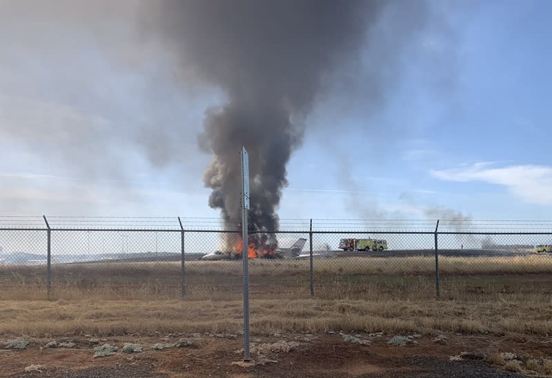 一架小型噴射機21日在北加州一座小機場衝出跑道起火，幸好機上10人毫髮無傷。（擷取自加州歐羅維里公路警察辦公室推特）