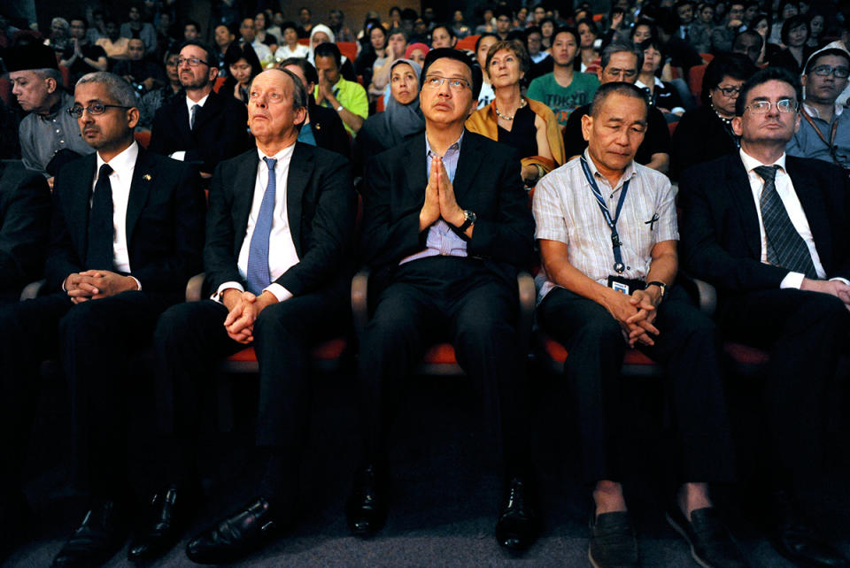 Malaysian Transport Minister Datuk Seri Liow Tiong Lai (centre) prays next to Malaysia Airlines (MAS) chief executive officer Ahmad Jauhari Yahya (right). – The Malaysian Insider pic by Najjua Zulkefli, July 26, 2014.