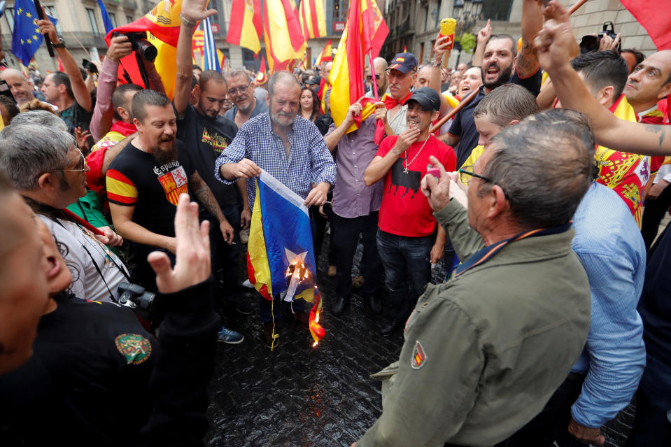 A man burns an <em>estelada</em> (Catalan separatist flag) during a demonstration in favor of a unified Spain a day before the banned Oct. 1 independence referendum, in Barcelona, Sept. 30, 2017. (Photo: Yves Herman/Reuters)