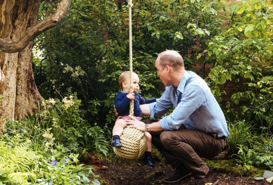 Prinz William mit seinem Sohn Louis - dieses Foto verwirrt viele Follower (Bild: Instagram / kensingtonroyal)