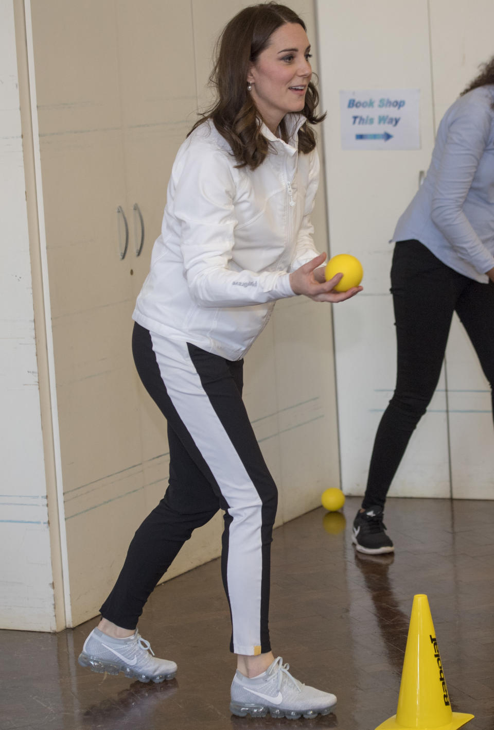 <p>Kate Middleton visitó la escuela elemental Bond Primary School en Mitcham, Inglaterra, y allí lució su embarazo en un atuendo deportivo y conquistó a todos con su sencillez/Getty Images </p>