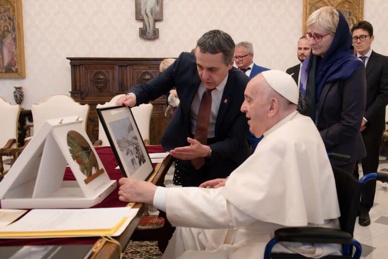El Papa, este viernes, en una audiencia en el Vaticano, en la que volvió a usar silla de ruedas. (Photo by Handout / VATICAN MEDIA / AFP)