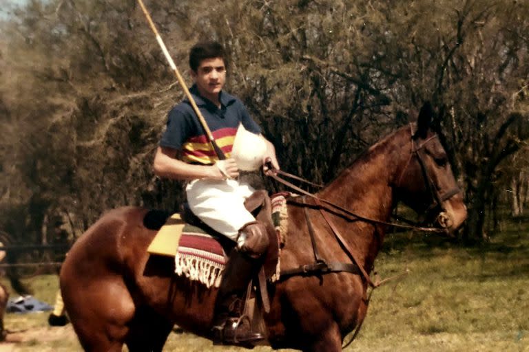 No fue hasta que pasó a practicar en el club Los Indios, a los 15 años, que Fernández Araujo empezó a gozar del polo, cuando pasó a compartir el juego con los Heguy y los Goti en San Miguel.