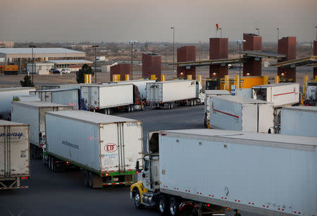 FILE PHOTO: Trucks wait at the international border bridge Zaragoza to cross over to El Paso, USA, in Ciudad Juarez, Mexico, December 20, 2016. Picture taken December 20, 2016. REUTERS/Jose Luis Gonzalez/File Photo