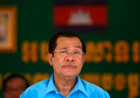 Cambodia's Prime Minister Hun Sen attends a meeting with garment workers, on the outskirts of Phnom Penh, Cambodia, November 8, 2017. REUTERS/Samrang Pring