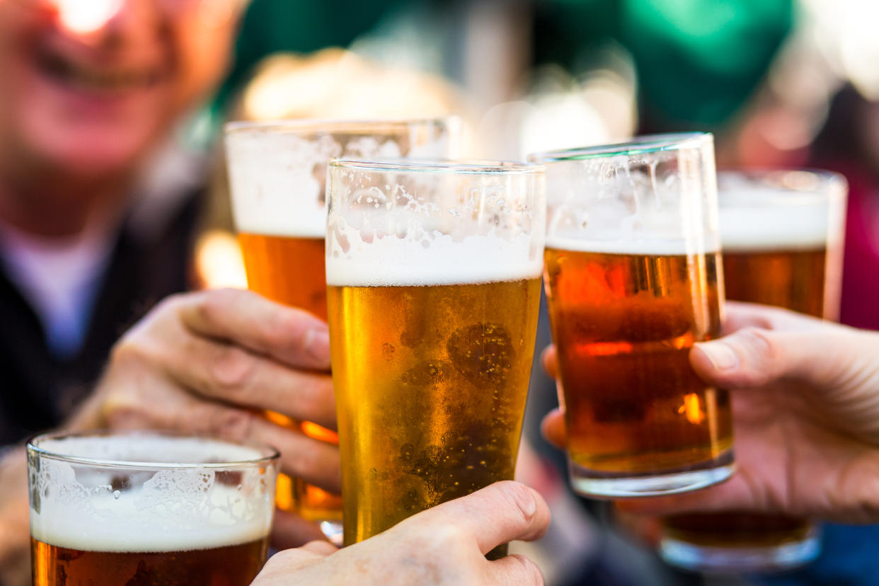 La cerveza es refrescante en esta temporada, pero se debe beber con moderación. (Foto: Getty Images)