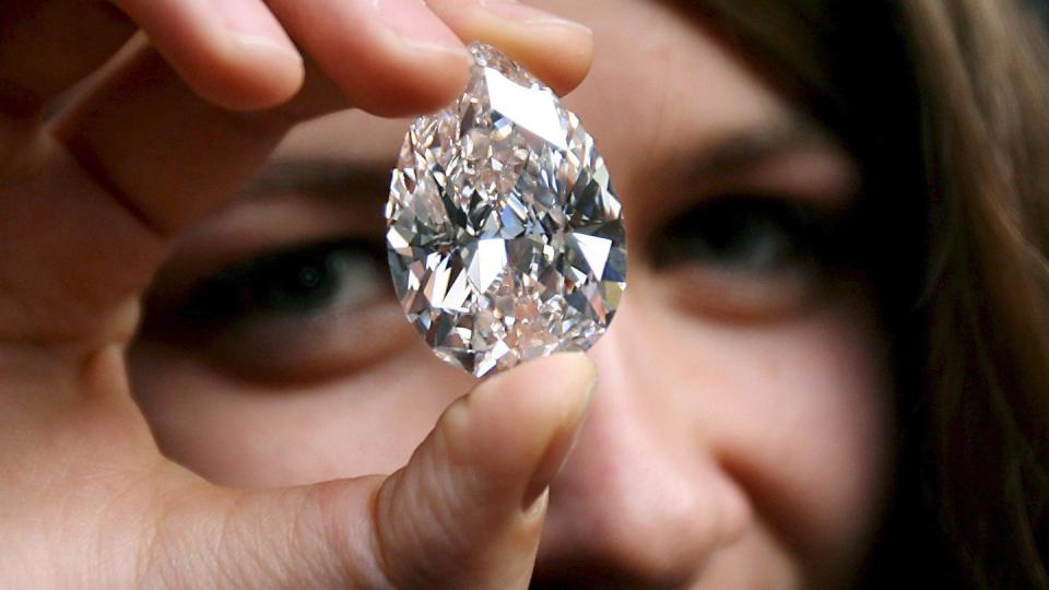 Diamanten funkeln wunderschön. Als Geldanlage sind sie aber nicht geeignet. Privatanlegern fehlt dafür meist das nötige Wissen. Foto: Andy Rain/epa