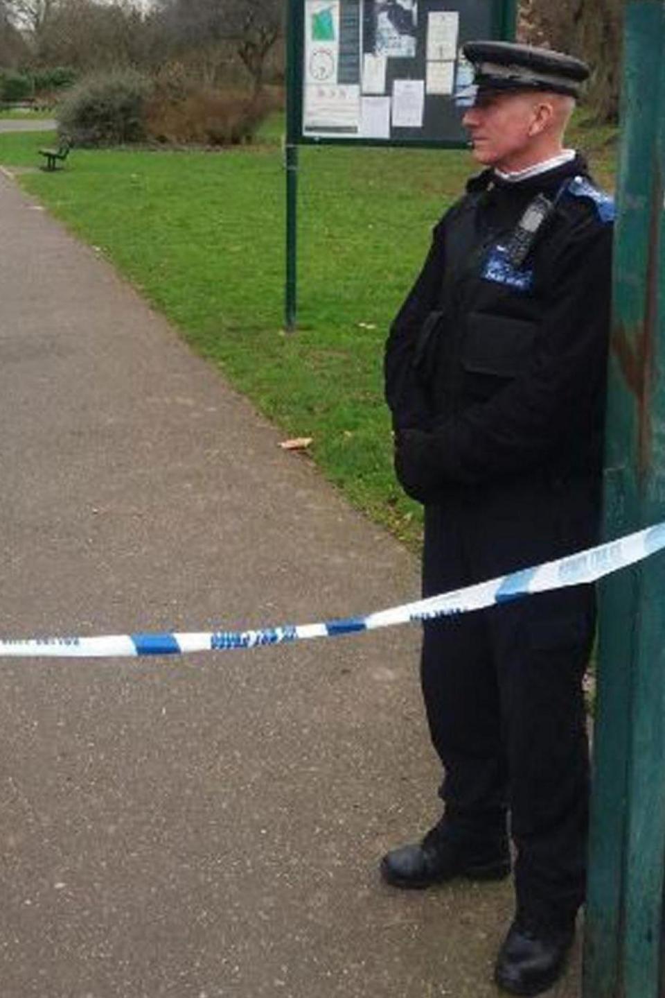 A police officer stands guard at the entrance to the park (@antiknifeuk)