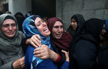 Relatives of Palestinian Hamdan Abu Amshah, who was killed along Israel border with Gaza, mourn during his funeral in Beit Hanoun town, in the northern Gaza Strip March 31, 2018. REUTERS/Suhaib Salem