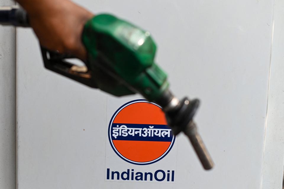 An employee prepares to pump petrol for a customer at an Indian Oil filling station in New Delhi on March 15, 2022. (Photo by Sajjad HUSSAIN / AFP) (Photo by SAJJAD HUSSAIN/AFP via Getty Images)