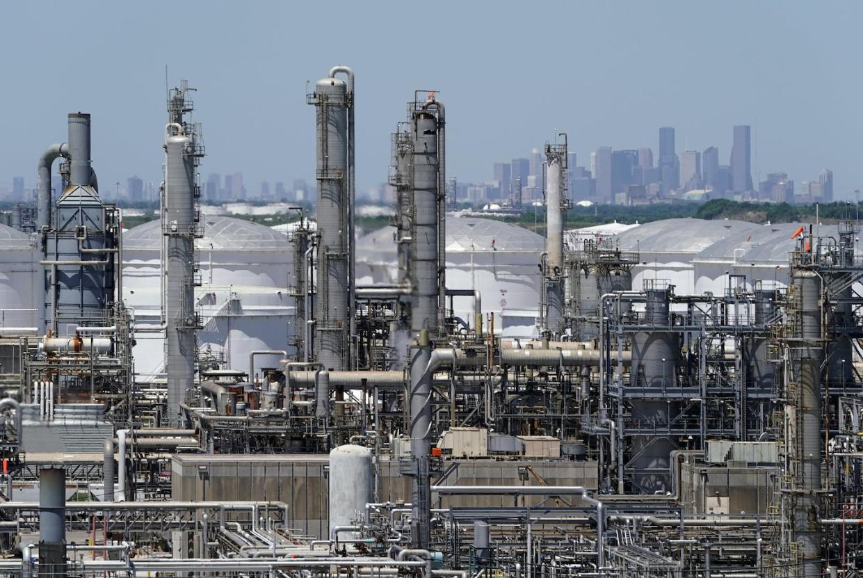 Large industrial facilities like this oil refinery outside Houston are major sources of fine particulate air pollution. <a href="https://newsroom.ap.org/detail/CongressClimateEnvironmentalJustice/c07295f82f9646db873f5d96baf4f089/photo" rel="nofollow noopener" target="_blank" data-ylk="slk:AP Photo/David J. Phillip;elm:context_link;itc:0;sec:content-canvas" class="link ">AP Photo/David J. Phillip</a>