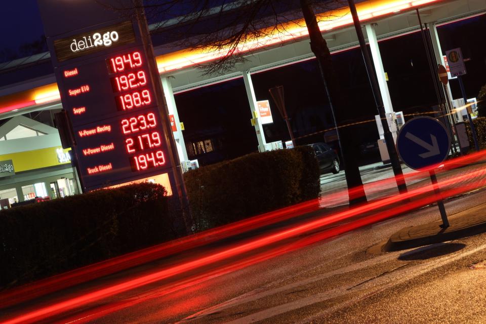 Durch steigende Ölpreise werden auch die Spritpreise getrieben. - Copyright: picture alliance/dpa | Matthias Bein